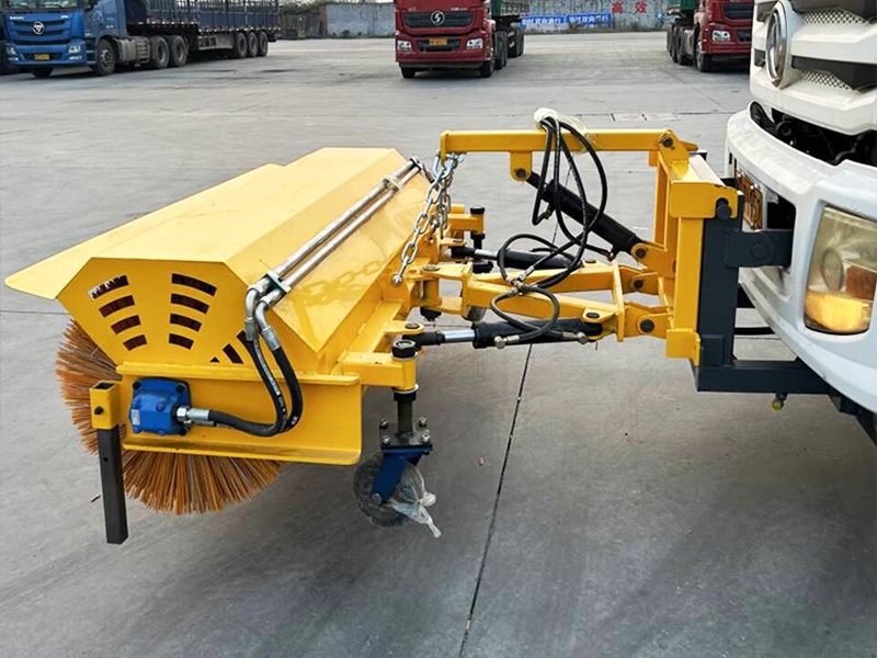 內蒙古高速，上線凱信掃雪滾和推雪鏟，大大提高除雪效率